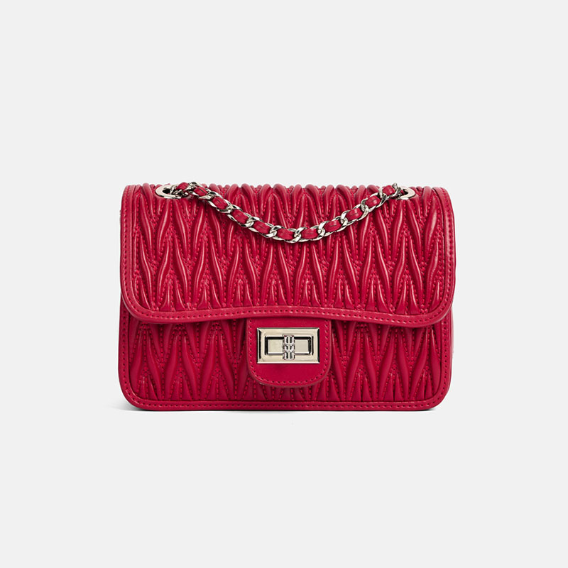 Minimalistische Damen Tasche aus feinstem Leder mit plissierter Kette und silberner Hardware
