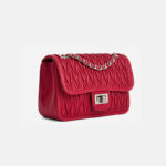 Minimalistische Damen Tasche aus feinstem Leder mit plissierter Kette und silberner Hardware