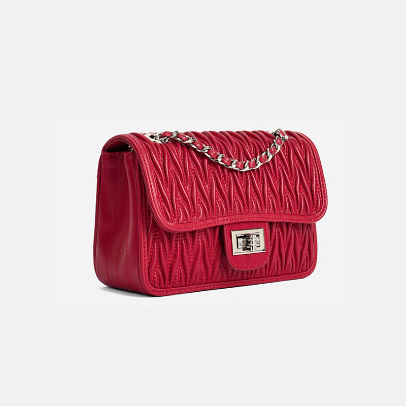Minimalistische Damen Tasche aus feinstem Leder mit plissierter Kette und silberner Hardware