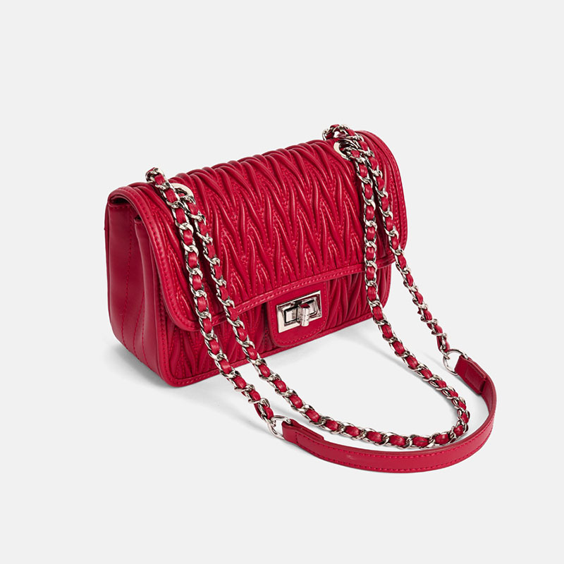 Minimalistische Damen Tasche aus feinstem Leder mit plissierter Kette und silberner Hardware