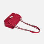 Minimalistische Damen Tasche aus feinstem Leder mit plissierter Kette und silberner Hardware