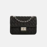 Minimalistische Damen Tasche aus feinstem Leder mit plissierter Kette und silberner Hardware