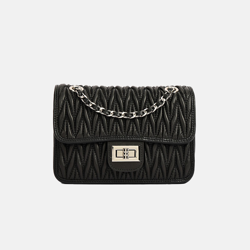 Minimalistische Damen Tasche aus feinstem Leder mit plissierter Kette und silberner Hardware