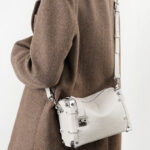 Sac à bandoulière vintage en cuir de grain supérieur clouté, avec accessoires argentés, pour femmes