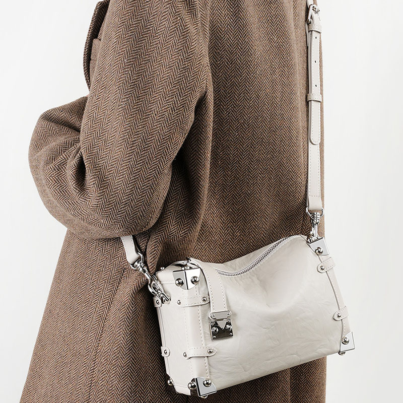 Sac à bandoulière vintage en cuir de grain supérieur clouté, avec accessoires argentés, pour femmes