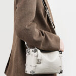 Sac à bandoulière vintage en cuir de grain supérieur clouté, avec accessoires argentés, pour femmes