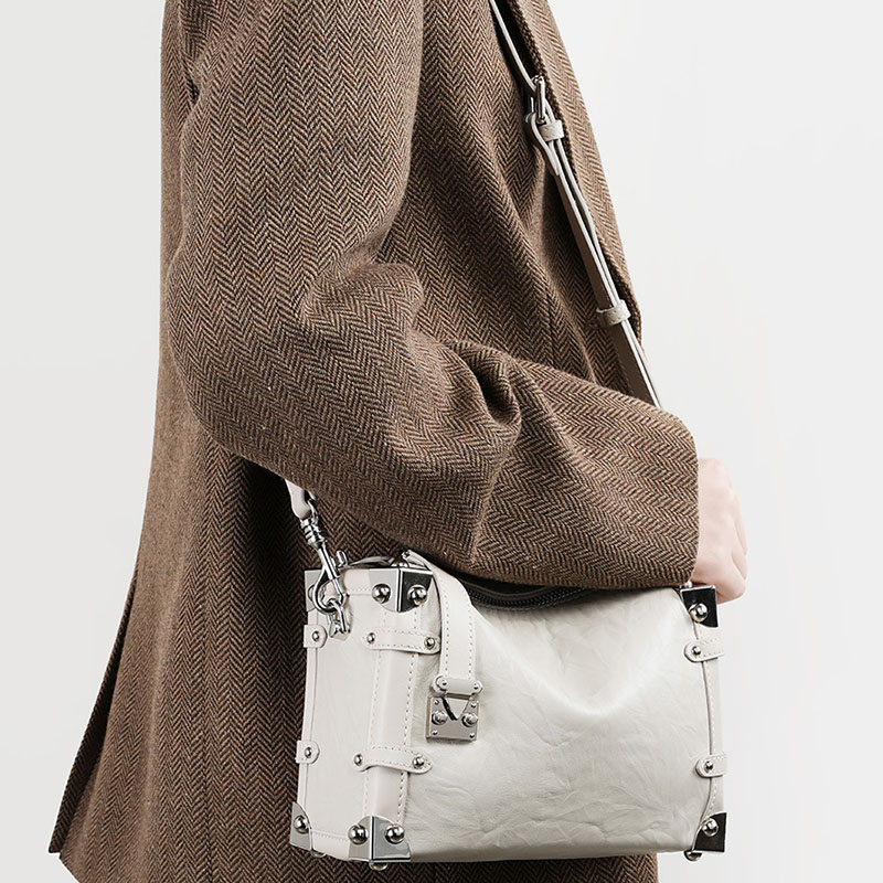 Sac à bandoulière vintage en cuir de grain supérieur clouté, avec accessoires argentés, pour femmes