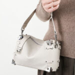 Sac à bandoulière vintage en cuir de grain supérieur clouté, avec accessoires argentés, pour femmes