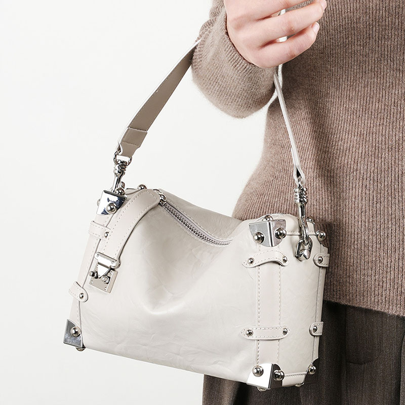 Sac à bandoulière vintage en cuir de grain supérieur clouté, avec accessoires argentés, pour femmes