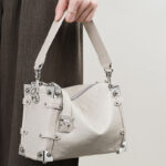 Sac à bandoulière vintage en cuir de grain supérieur clouté, avec accessoires argentés, pour femmes