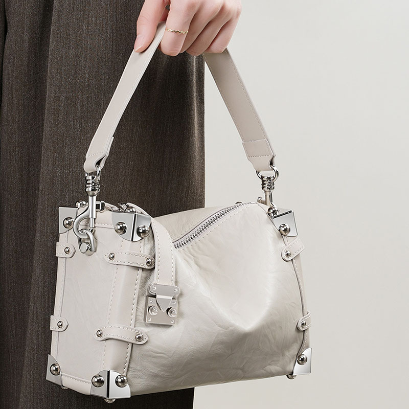 Sac à bandoulière vintage en cuir de grain supérieur clouté, avec accessoires argentés, pour femmes