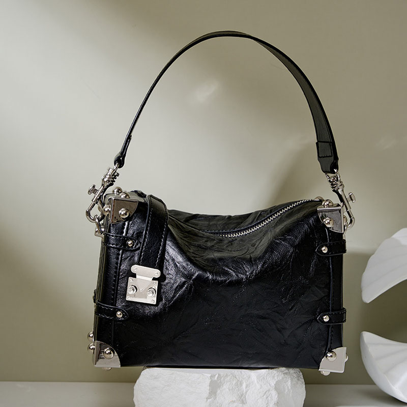 Sac à bandoulière vintage en cuir de grain supérieur clouté, avec accessoires argentés, pour femmes