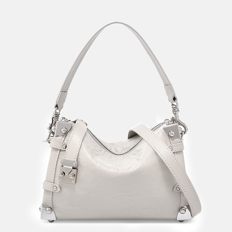 Sac à bandoulière vintage en cuir de grain supérieur clouté, avec accessoires argentés, pour femmes