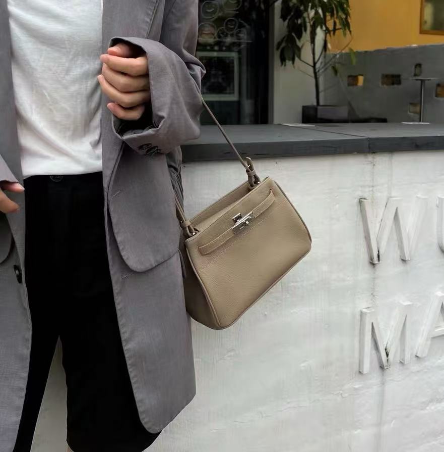 Minimalistische Damen Umhängetasche aus feinstem Leder mit Verschluss und silberner Hardware photo review