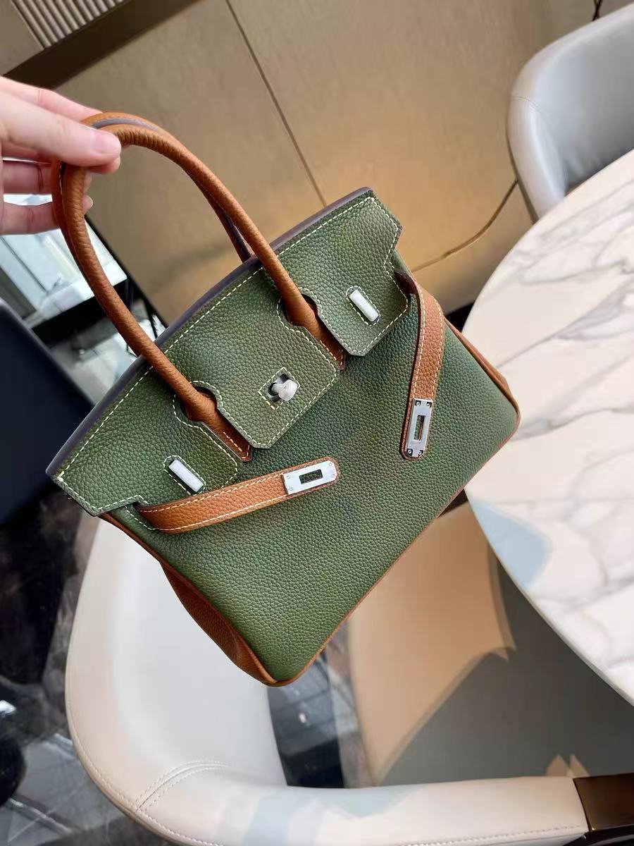 Minimalistische Damen Tasche aus grünem und braunem Vollnarbenleder mit silbernem Henkel photo review