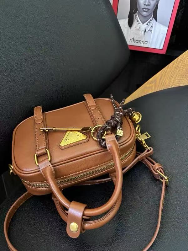 Minimalistische Damen Tasche mit kissenförmigem Griff aus echtem Leder photo review