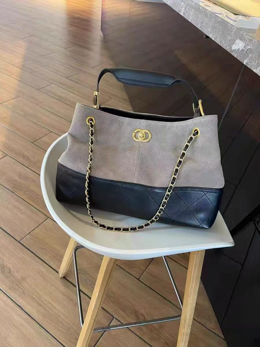 Women's Minimalist Quilted Lambskin Two-Tone Shoulder Crossbody Chain Handbag In Gold Hardware photo review