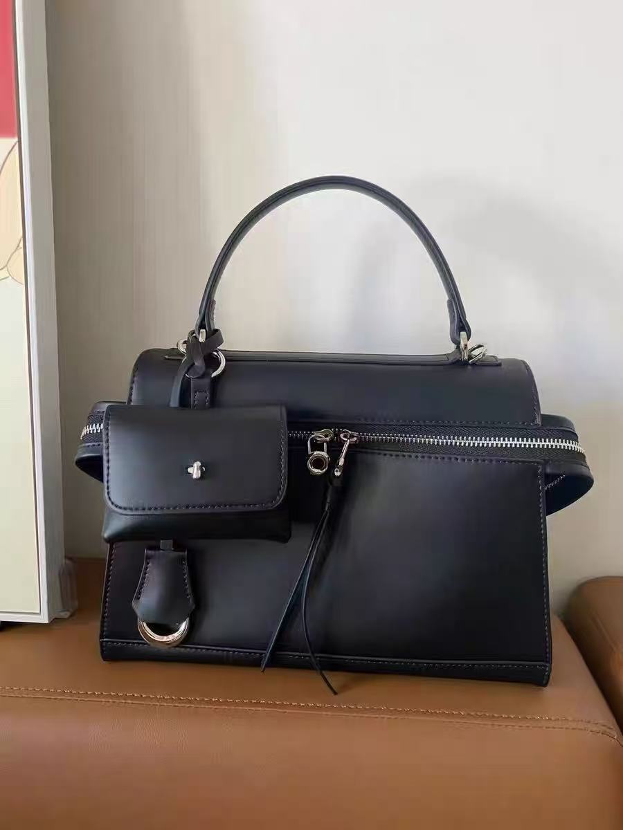 Minimalistische Damen Tasche aus echtem Leder mit Reißverschluss und silbernem Henkel photo review