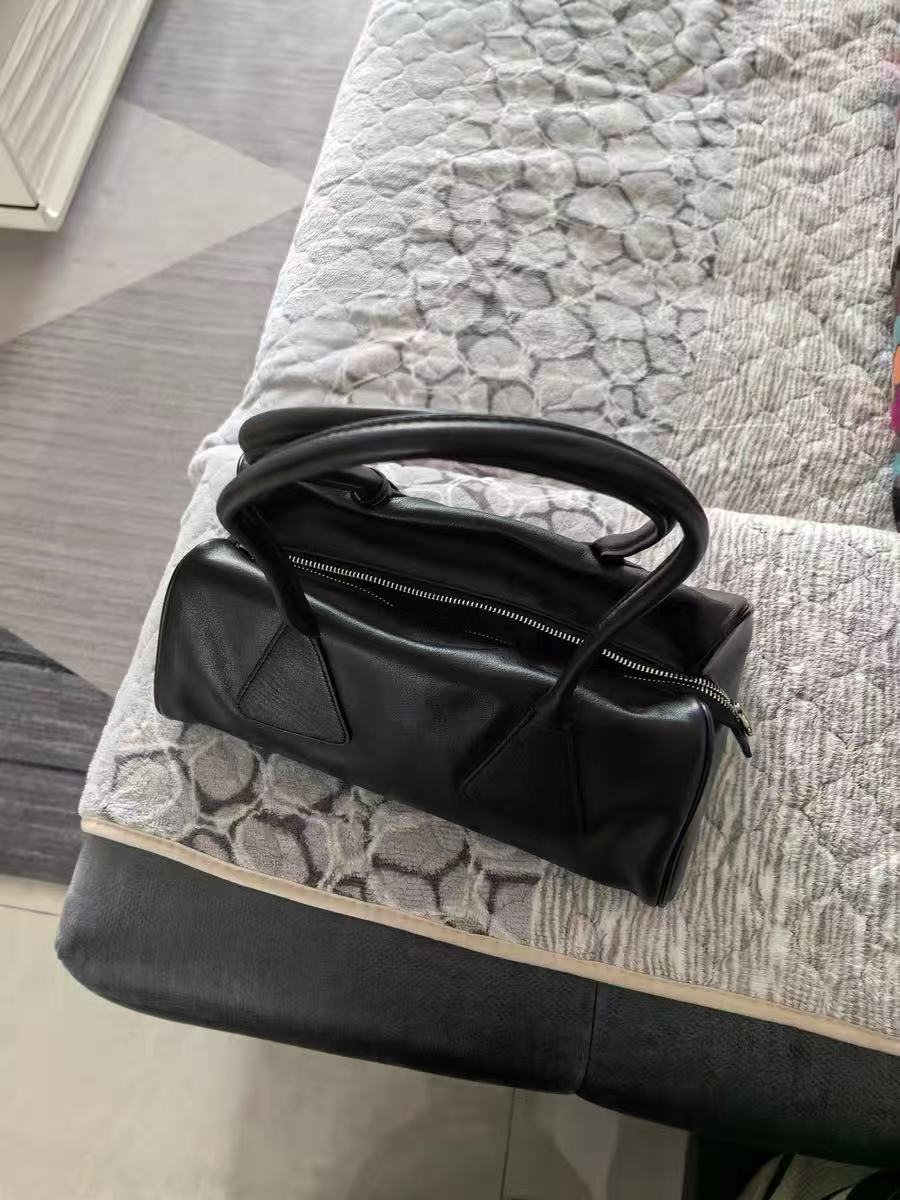 Minimalistische Baguette-Tasche aus echtem Leder in Kissenform für Damen photo review