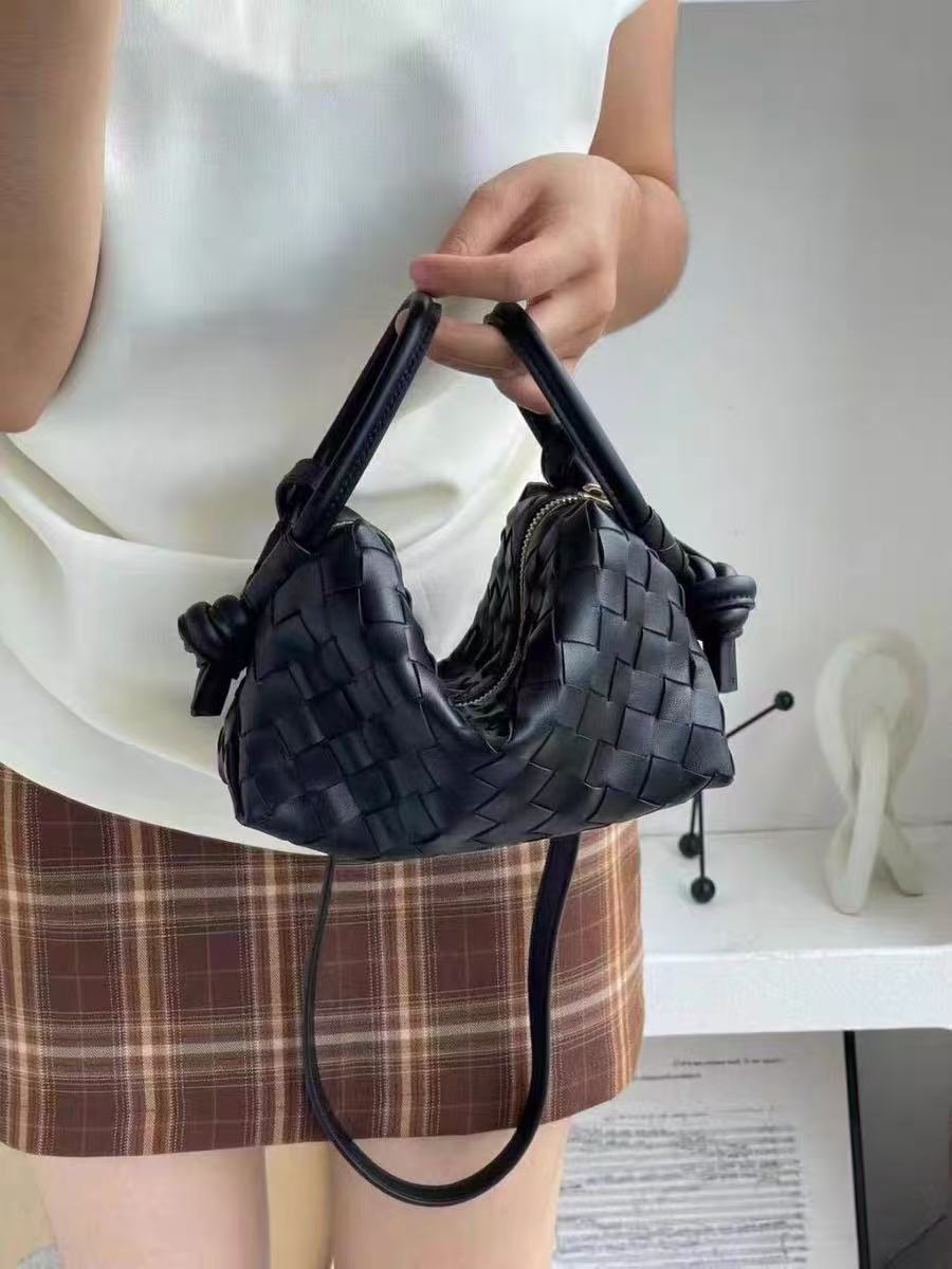 Vintage Mini Handtasche aus echtem Leder in Form eines gewebten Kissens photo review