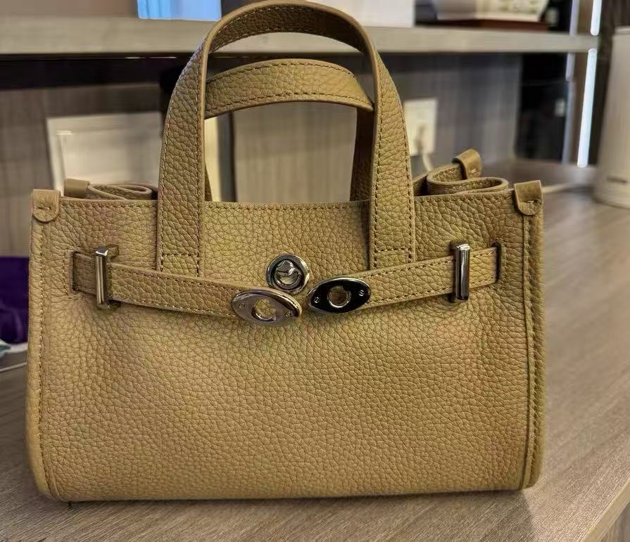 Minimalistische Damen Crossbody Umhängetasche aus Leder mit silberner Hardware photo review