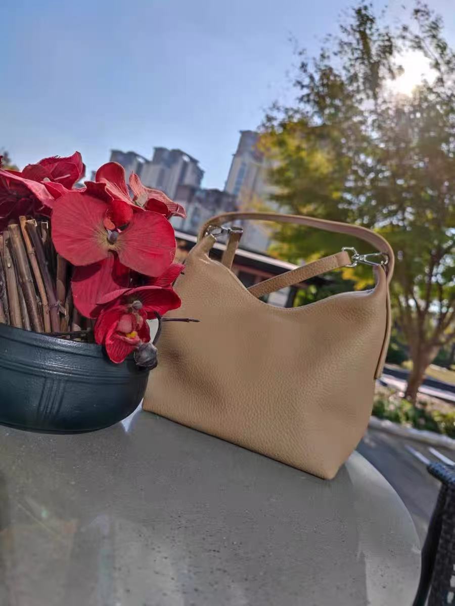 Minimalistische Leder-Hobo-Tasche mit Umhängeriemen für Frauen photo review