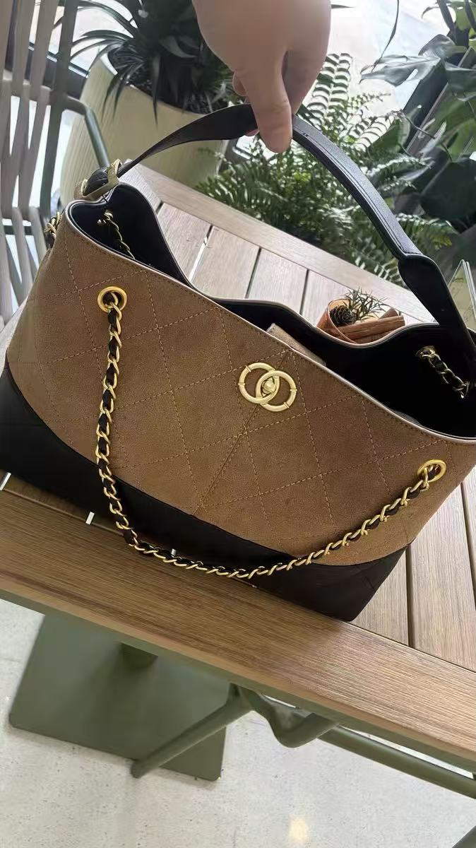 Women's Minimalist Quilted Lambskin Two-Tone Shoulder Crossbody Chain Handbag In Gold Hardware photo review