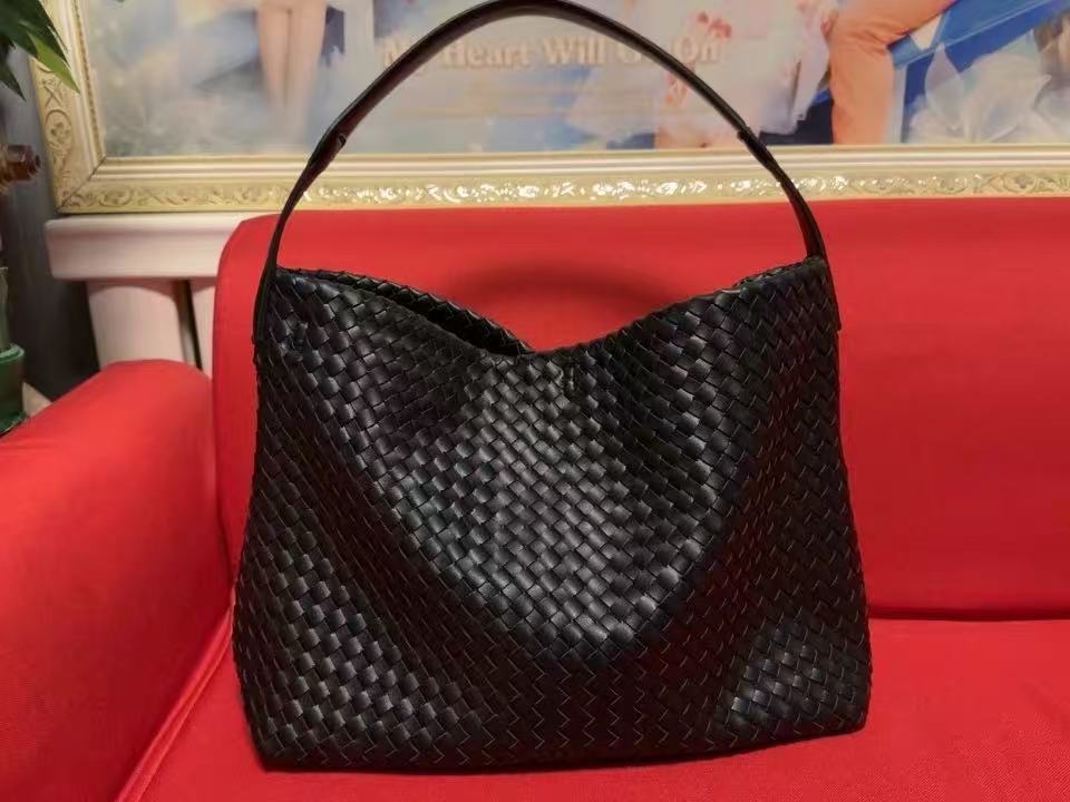 Women's Minimalist Woven Genuine Leather Magnetic Hobo Bag photo review