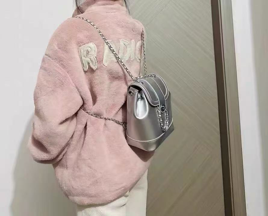 Sac à dos vintage en cuir véritable pour femmes avec sangle en chaîne en fer photo review