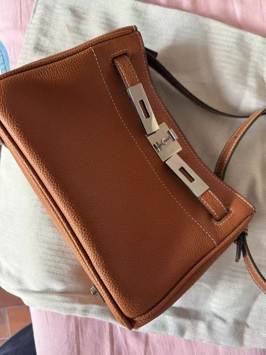 Women's Minimalist Genuine Leather Lock-Clasp Shoulder Bag photo review