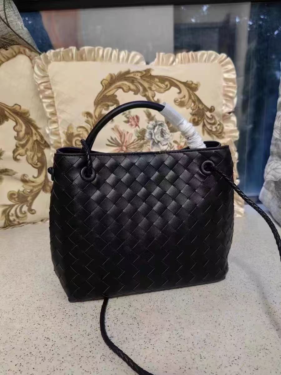 Women's Woven Leather Crossbody Top Handle Bag mit Diamanten-Muster photo review
