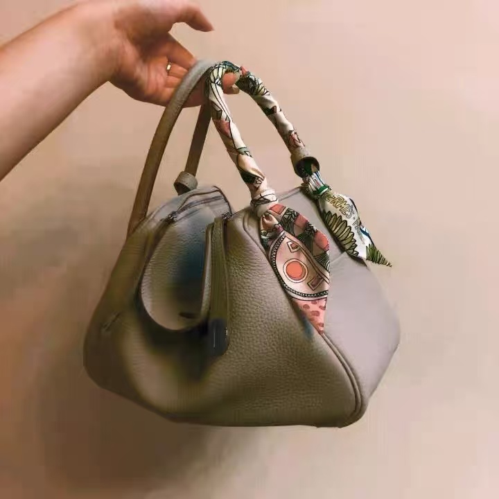 Frauen Top-Grain Leder Kissen Schulter Handtasche In Silber Hardware photo review