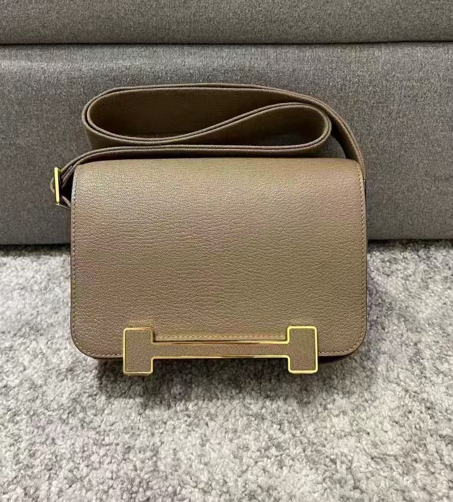 Minimalistische Damen Umhängetasche aus strukturiertem Ziegenleder mit H-förmiger Schließe photo review