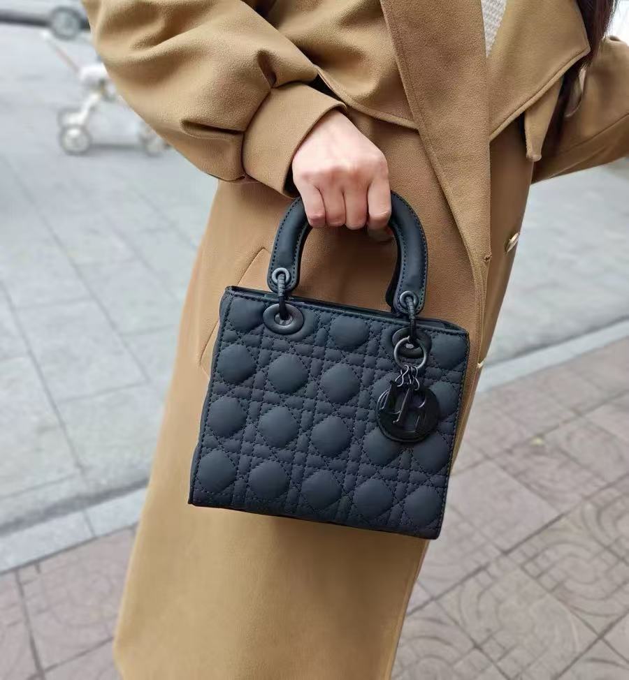 Damen Wildleder Lammfell Leder Gesteppte Schulterriemen Tote Bag photo review