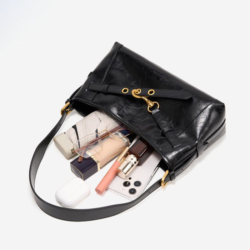 Schwarze Damen Crossbody Umhängetasche aus gewachstem Leder mit Crackle-Effekt und goldener Hardware