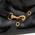 Sac à bandoulière en cuir ciré noir à effet craquelé pour femmes, avec accessoires en or