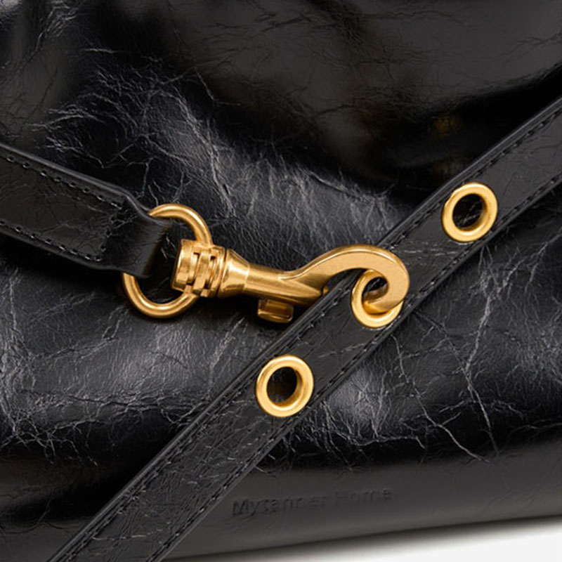 Sac à bandoulière en cuir ciré noir à effet craquelé pour femmes, avec accessoires en or