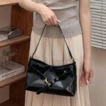 Sac à bandoulière en cuir ciré noir à effet craquelé pour femmes, avec accessoires en or