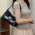 Sac à bandoulière en cuir ciré noir à effet craquelé pour femmes, avec accessoires en or