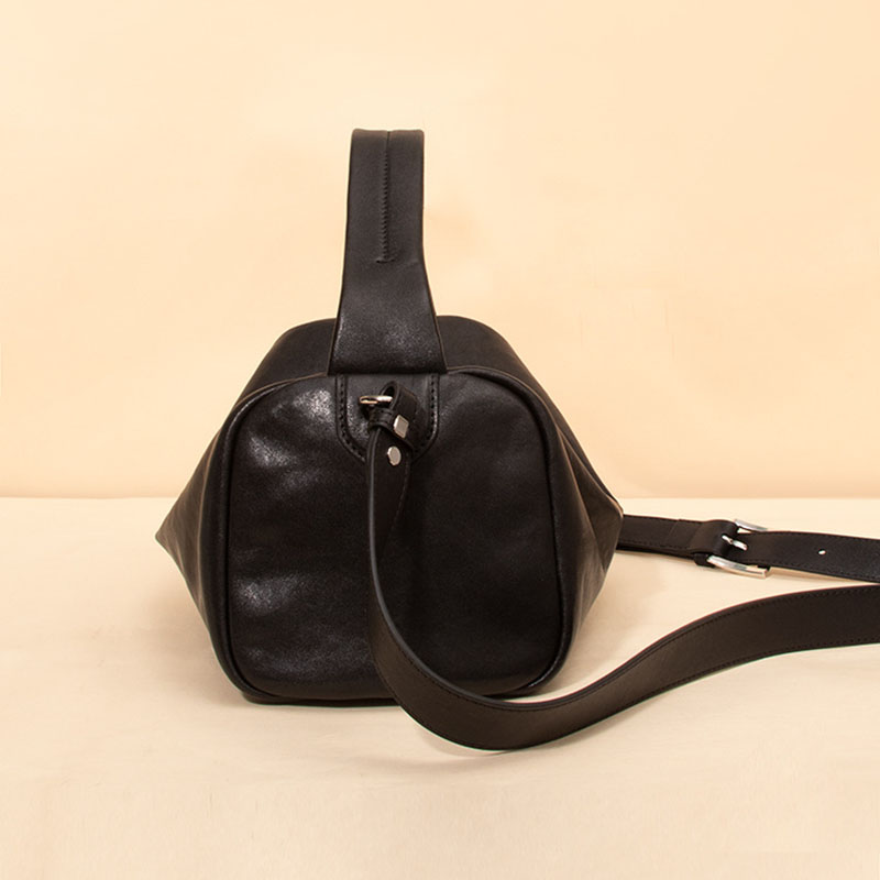 Schwarze Handtasche aus echtem Leder in Kissenform mit Schulterriemen für Damen