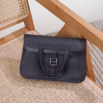 Sac à main selle en cuir de grain supérieur Lychee noir pour femmes