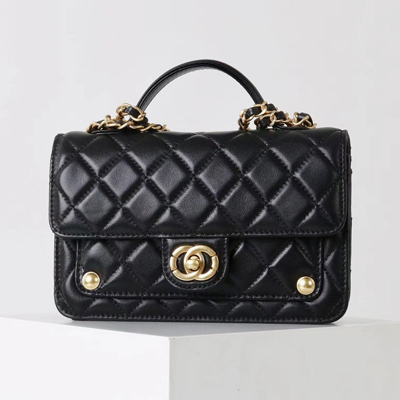 Schwarze gesteppte Lammfell-Kettenhandtasche für Damen mit goldener Hardware