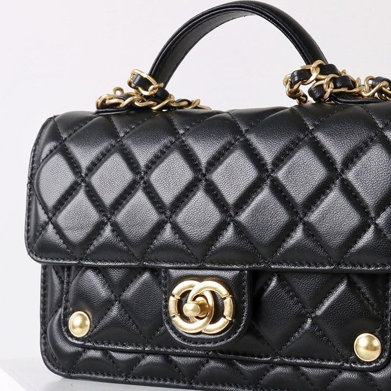 Schwarze gesteppte Lammfell-Kettenhandtasche für Damen mit goldener Hardware