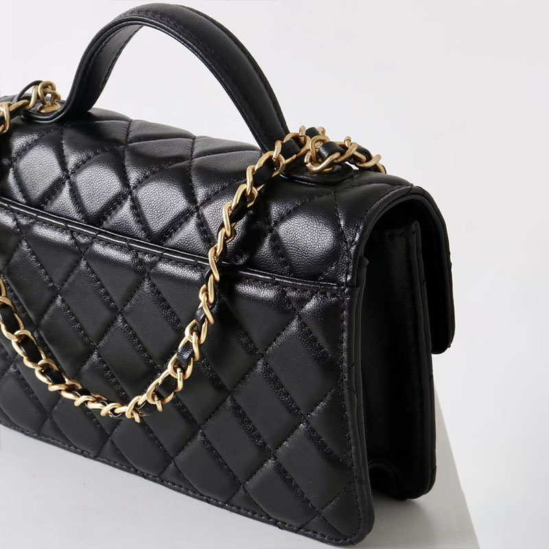 Schwarze gesteppte Lammfell-Kettenhandtasche für Damen mit goldener Hardware