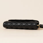 Sac à bandoulière baguette en cuir de grain supérieur matelassé noir pour femmes