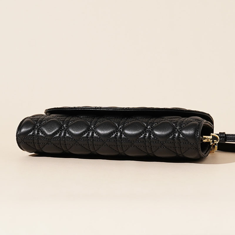 Sac à bandoulière baguette en cuir de grain supérieur matelassé noir pour femmes