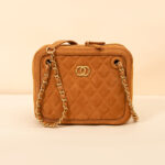 Braune gesteppte Wildleder Tasche mit Kettenriemen und goldener Hardware
