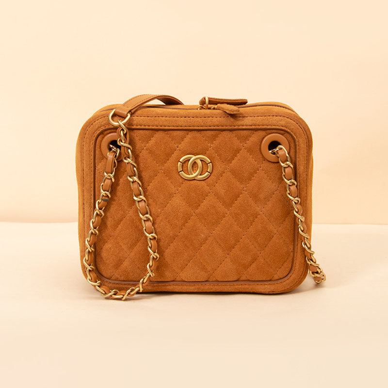 Sac à bandoulière en daim matelassé marron, avec des attaches en or pour les femmes