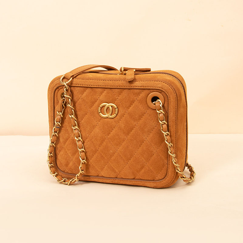 Braune gesteppte Wildleder Tasche mit Kettenriemen und goldener Hardware