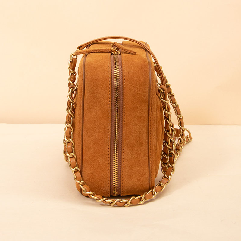 Braune gesteppte Wildleder Tasche mit Kettenriemen und goldener Hardware
